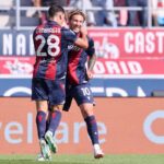 Bernardeschi e Cambiaghi esultano dopo un gol