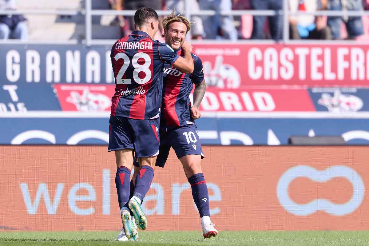 Bernardeschi e Cambiaghi esultano dopo un gol