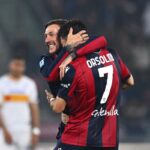 Bernardeschi e Orsolini esultano dopo il gol del numero 7 in Bologna-Lecce