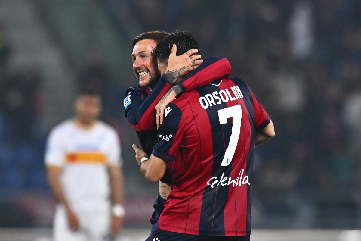 Bernardeschi e Orsolini esultano dopo il gol del numero 7 in Bologna-Lecce