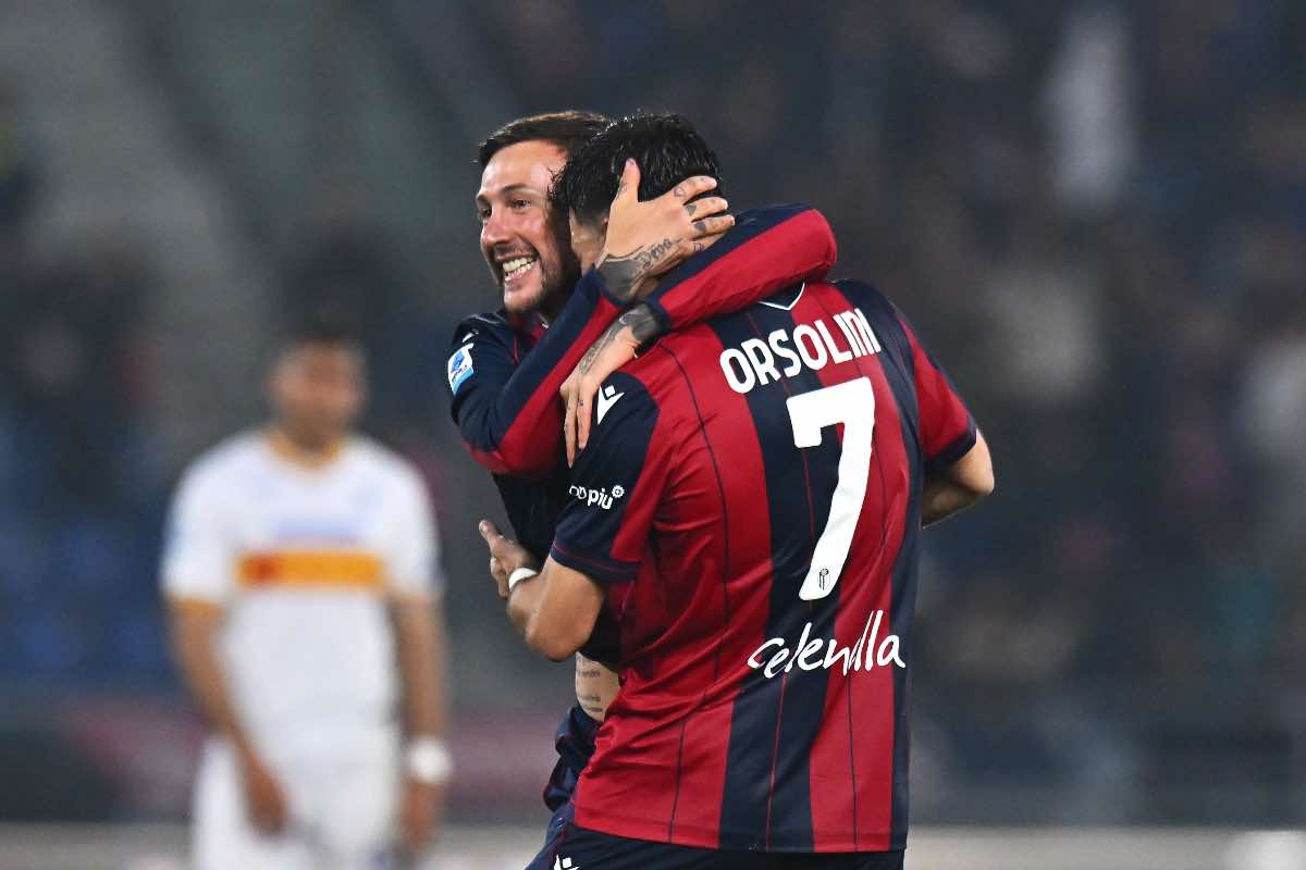 Bernardeschi e Orsolini esultano dopo il gol in Bologna-Lecce