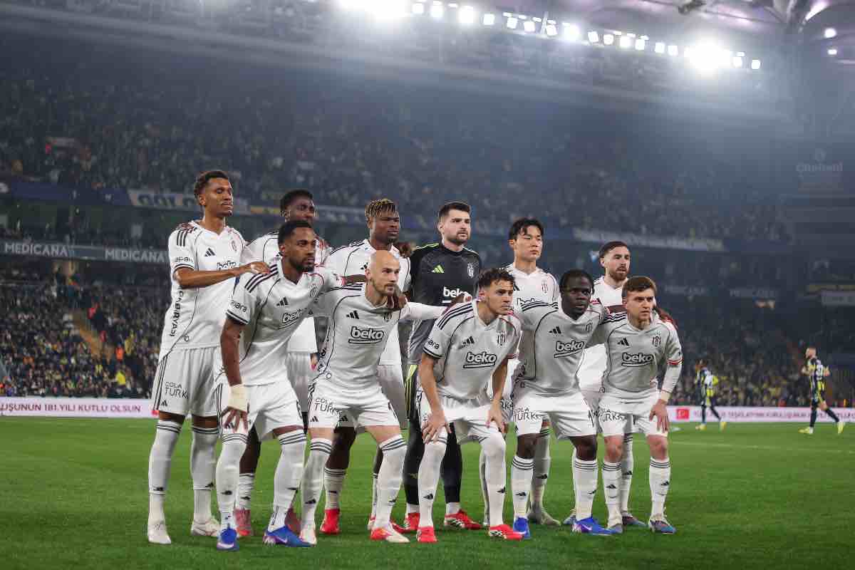 La formazione del Besiktas in posa prima della sfida al Fenerbahce