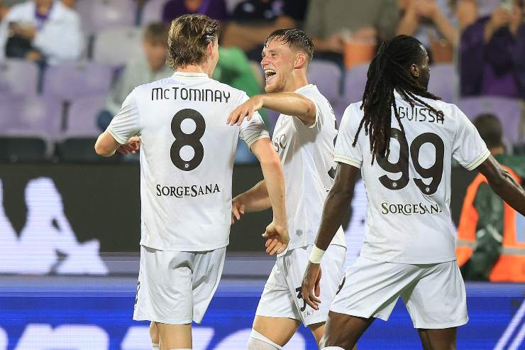 Beukema esulta con i compagni dopo il gol