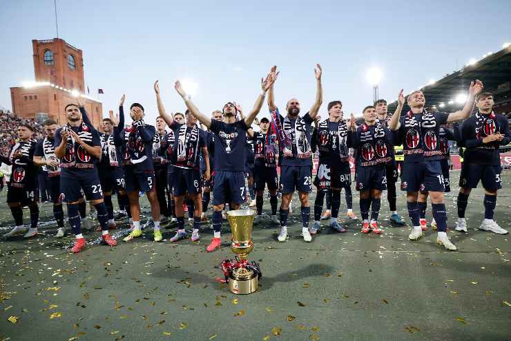 Il Bologna con la Coppa Italia vinta