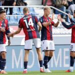 I calciatori del Bologna esultano