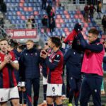I calciatori del Bologna ringraziano i tifosi a fine gara