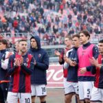 il Bologna applaude i tifosi a fine gara