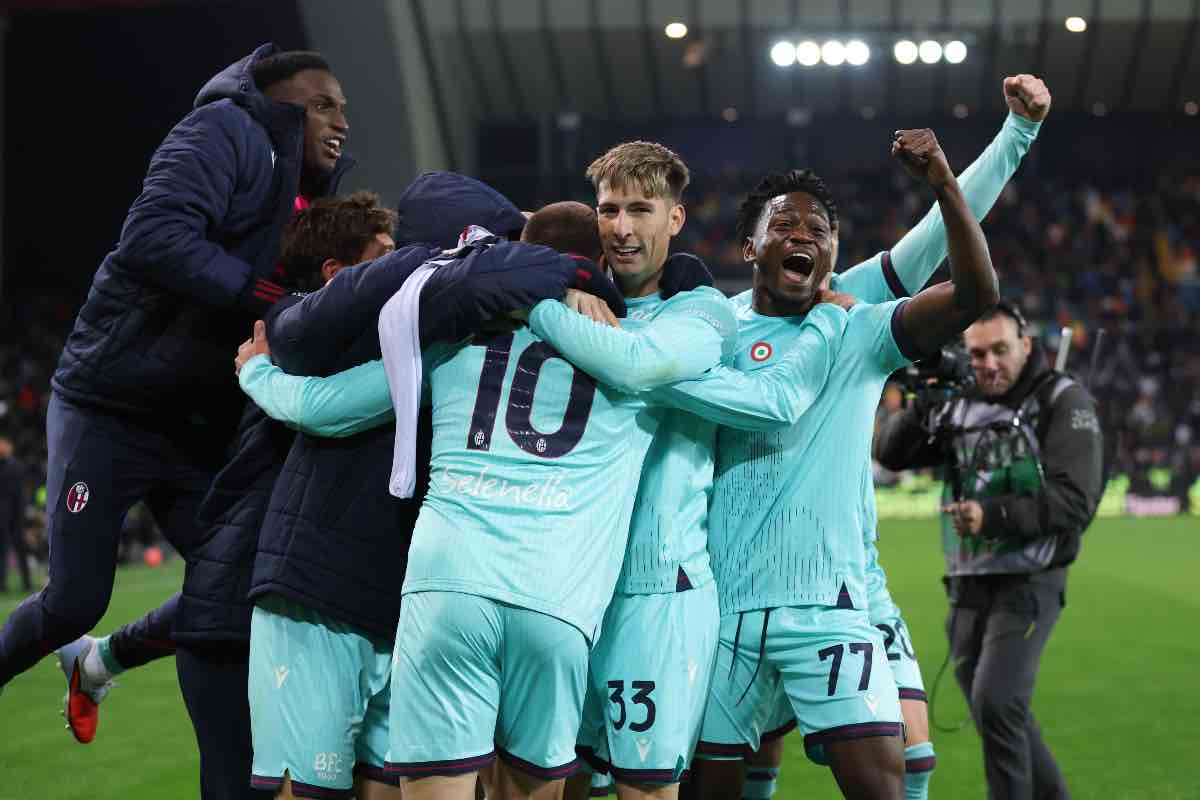 I giocatori del Bologna esultano dopo il gol di Bernardeschi contro l’Udinese