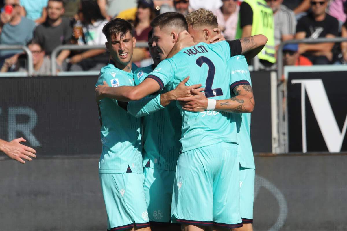 Holm esulta con i compagni dopo il gol in Cagliari-Bologna