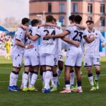 I giocatori del Bologna esultano dopo il gol di Dallinga contro il Sassuolo
