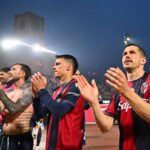 I giocatori del Bologna sotto la curva dopo Bologna-Lecce