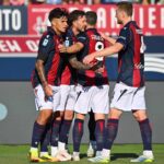 Bernardeschi esulta con i compagni dopo il gol in Bologna-Inter