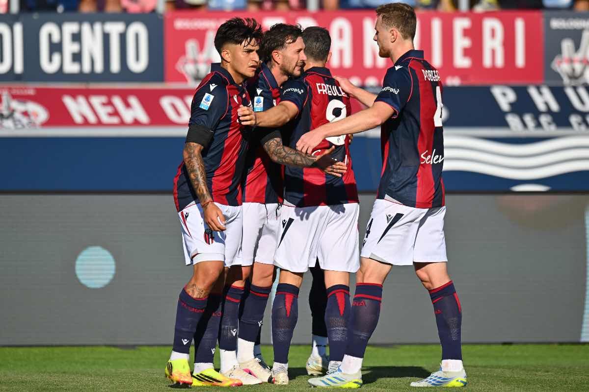 Bernardeschi esulta con i compagni dopo il gol in Bologna-Inter