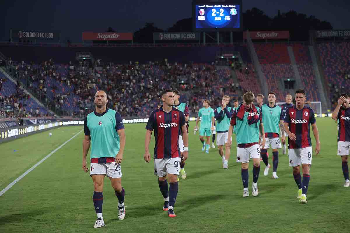 I giocatori del Bologna dopo il pareggio in casa contro il Sassuolo