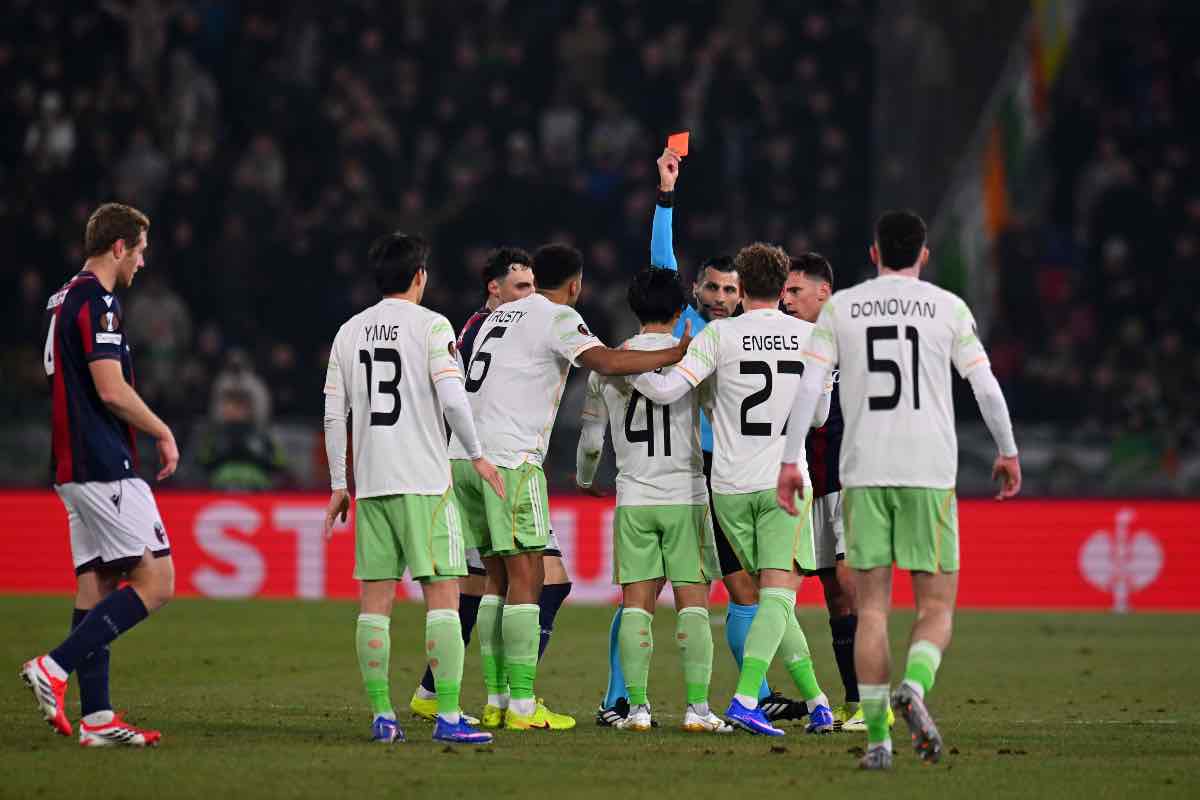 Fotias espelle Hatate durante Bologna-Celtic