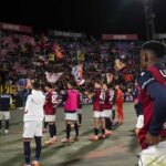 I giocatori del Bologna sotto la curva dopo il pareggio contro il Torino