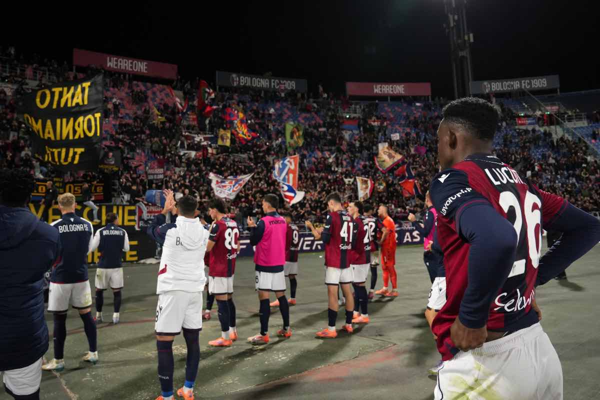 I giocatori del Bologna sotto la curva dopo il pareggio contro il Torino