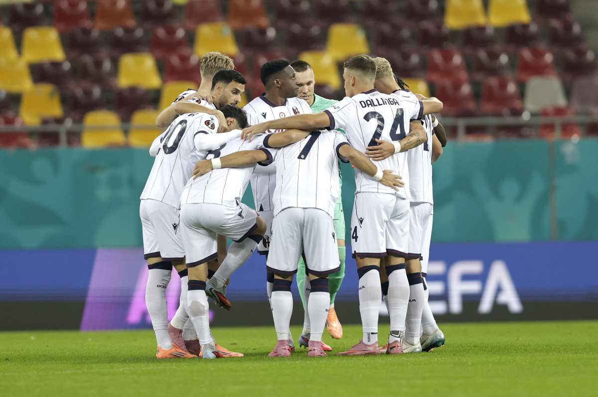 Giocatori del Bologna in cerchio