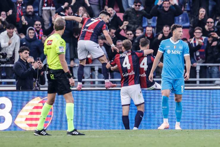 Giocatori del Bologna esultano sotto la curva