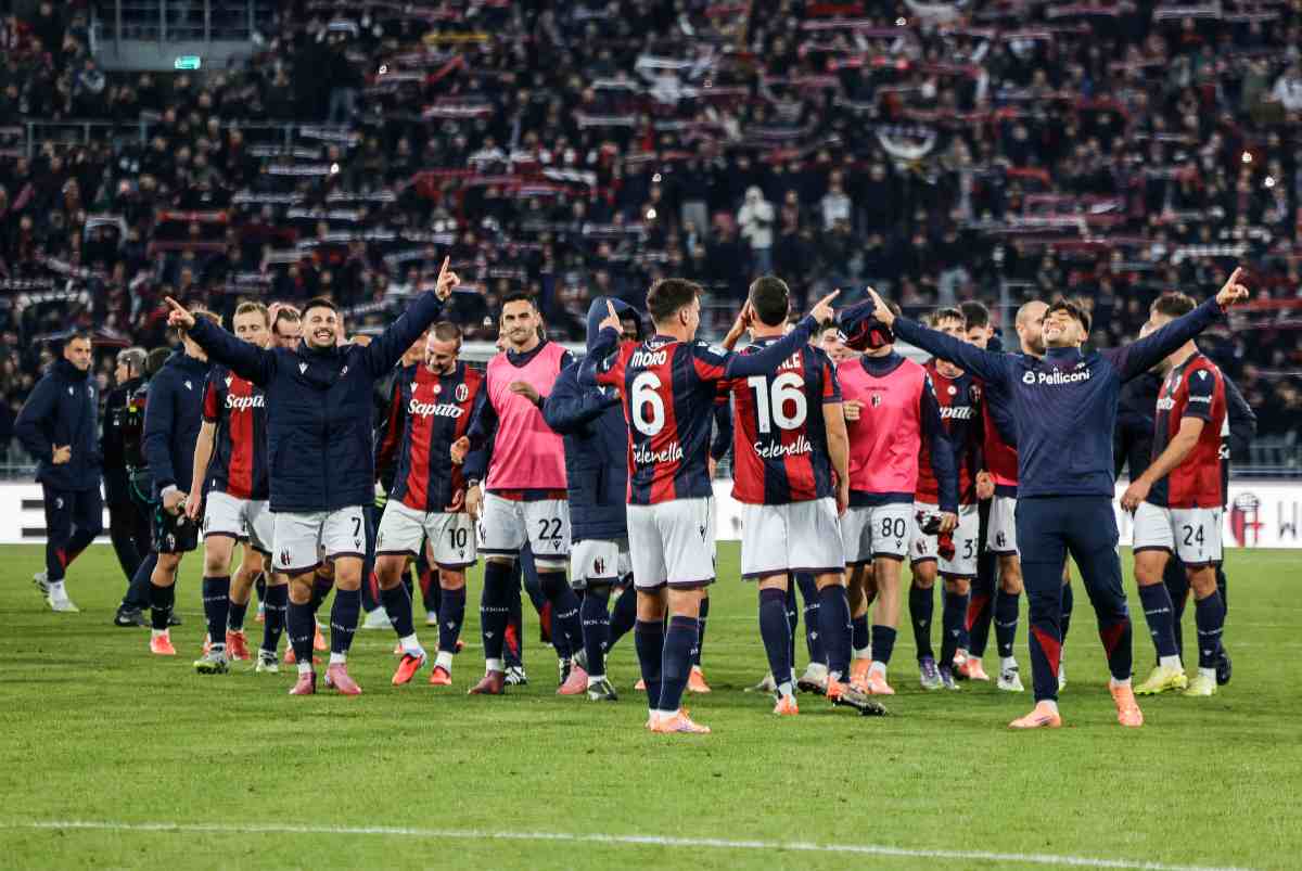 Bologna FC festeggia sotto la curva