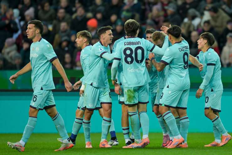 Giocatori del Bologna si abbracciano