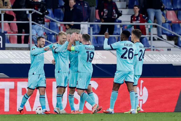 Giocatori del Bologna festeggiano il gol