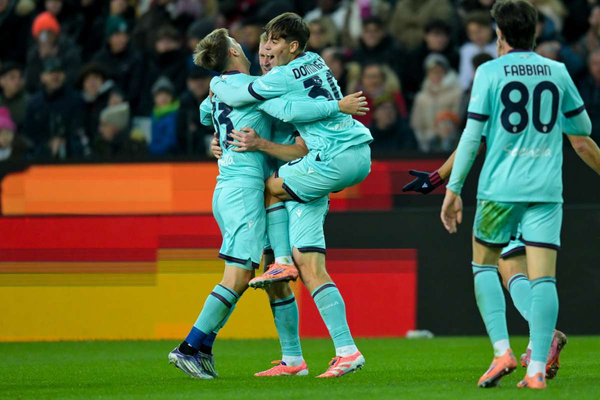 Giocatori del Bologna esultano