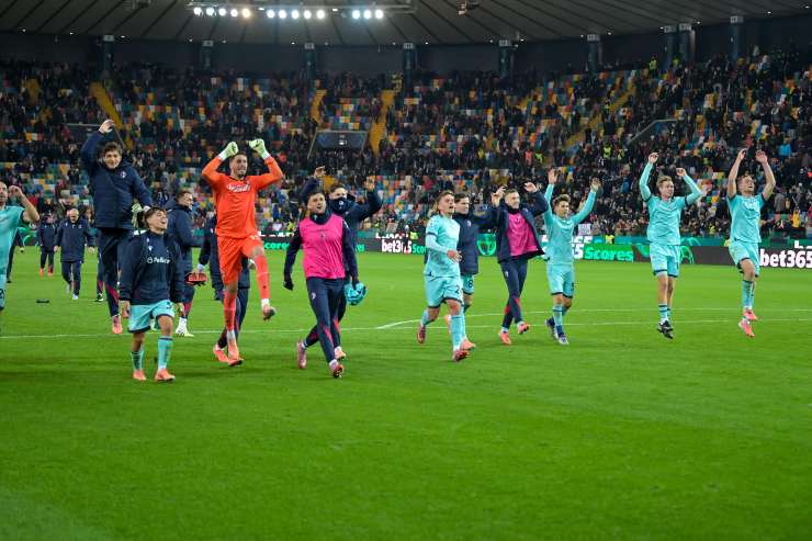 Il Bologna esulta sotto la curva a Udine