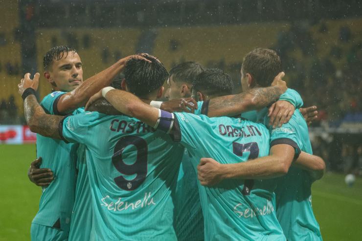 Giocatori del Bologna che festeggiano un gol