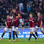 Il Bologna esulta dopo il gol di Lucumí contro il Napoli