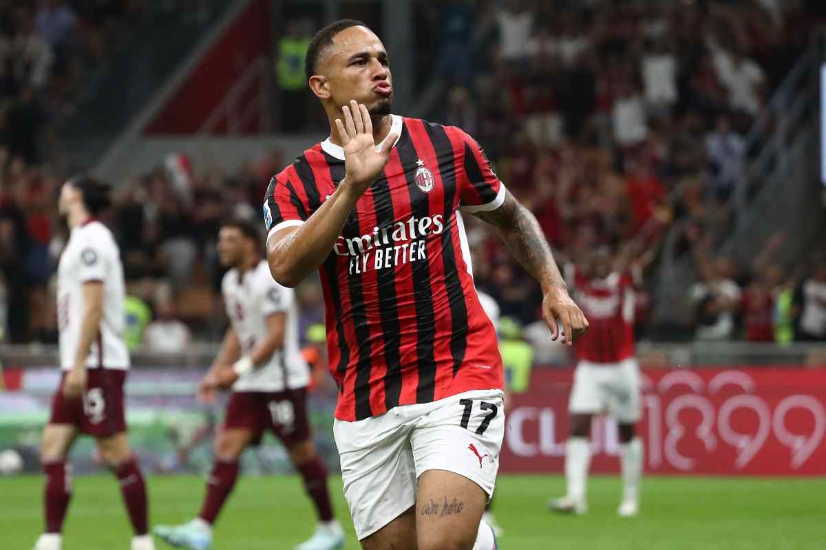Noah Okafor con la maglia del Milan