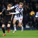 Torbjorn Heggem del West Bromwich Albion in contrasto con Norman Bassette del Coventry City