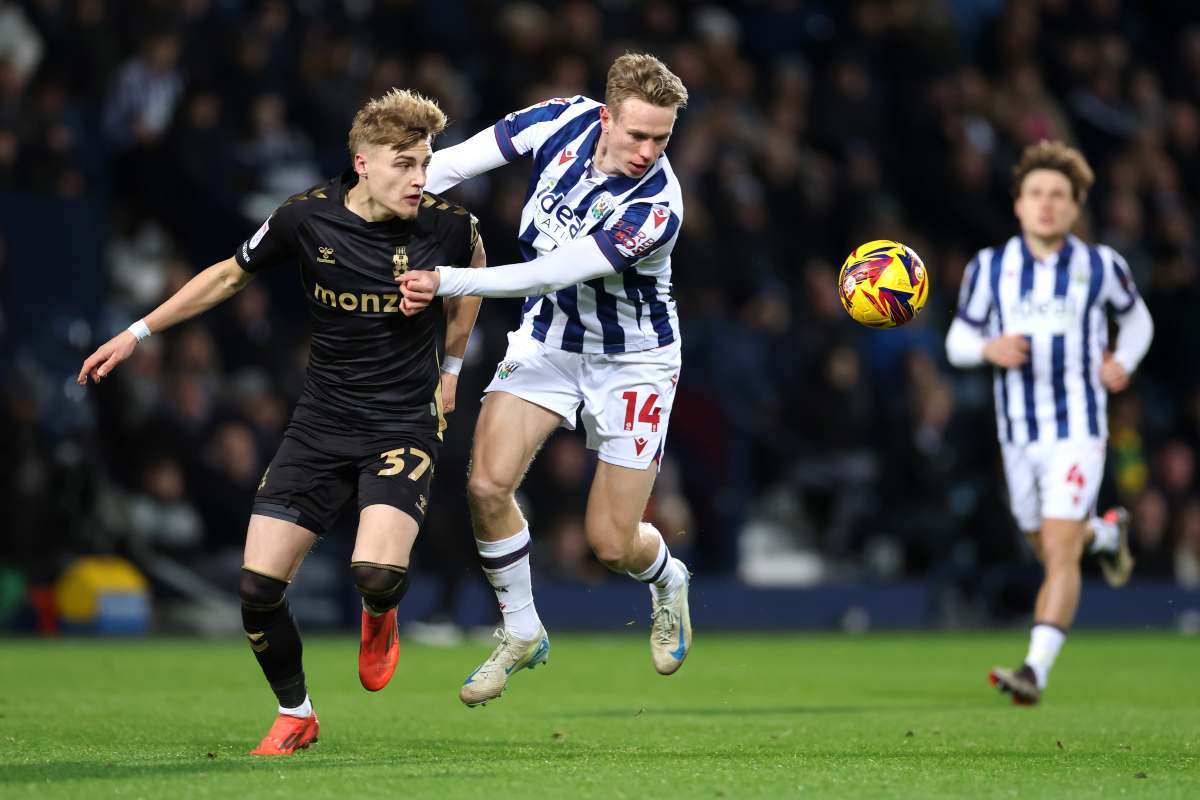 Torbjorn Heggem del West Bromwich Albion in contrasto con Norman Bassette del Coventry City
