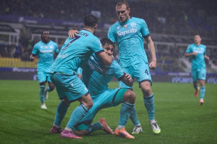 Il Bologna esulta dopo il gol