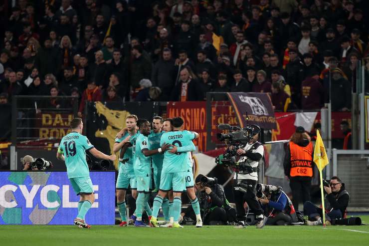 Il Bologna esulta dopo il gol