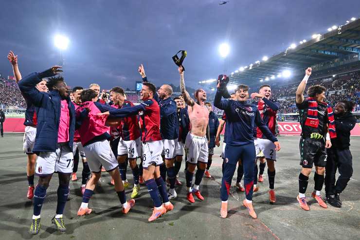 Il Bologna festeggia il successo contro il Napoli
