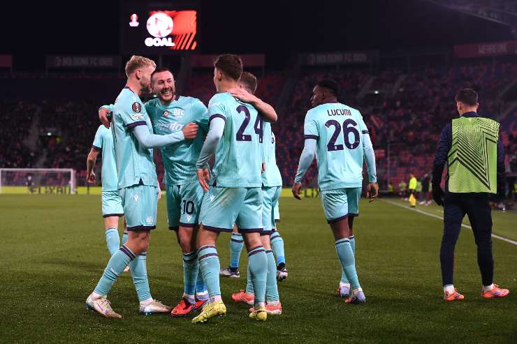 Il Bologna esulta dopo il gol