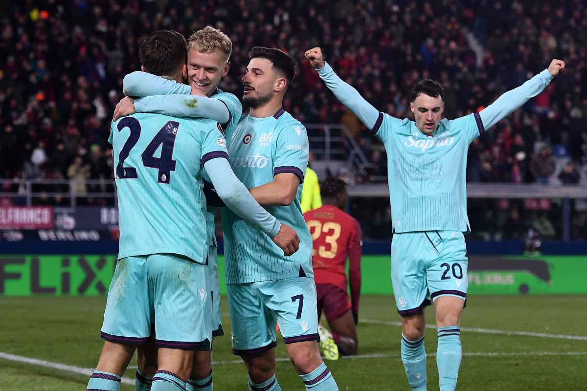 Il Bologna esulta dopo il gol