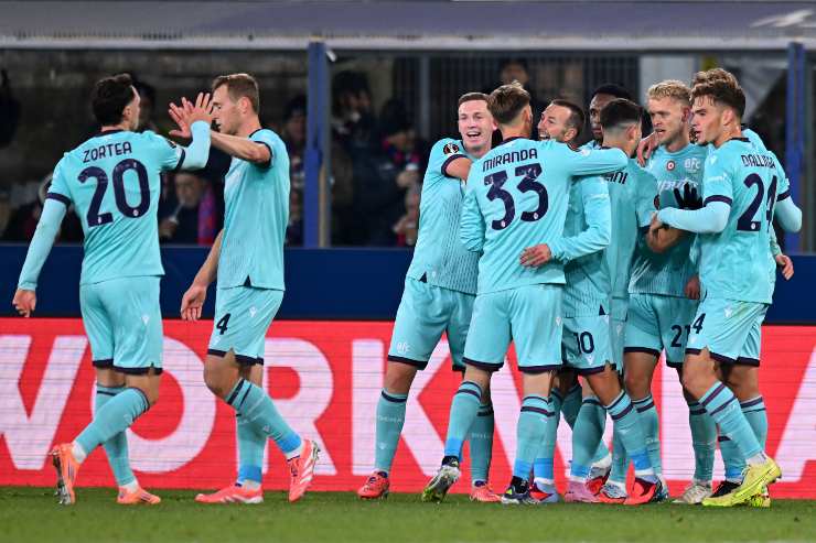 Il Bologna esulta dopo il gol