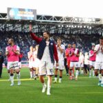 Il Bologna saluta i tifosi a fine partita