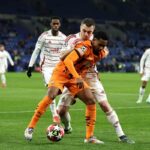 Eguinaldo si difende dal pressing di Brendan Chardonnet in Shakhtar Donetsk-Stade Brestois