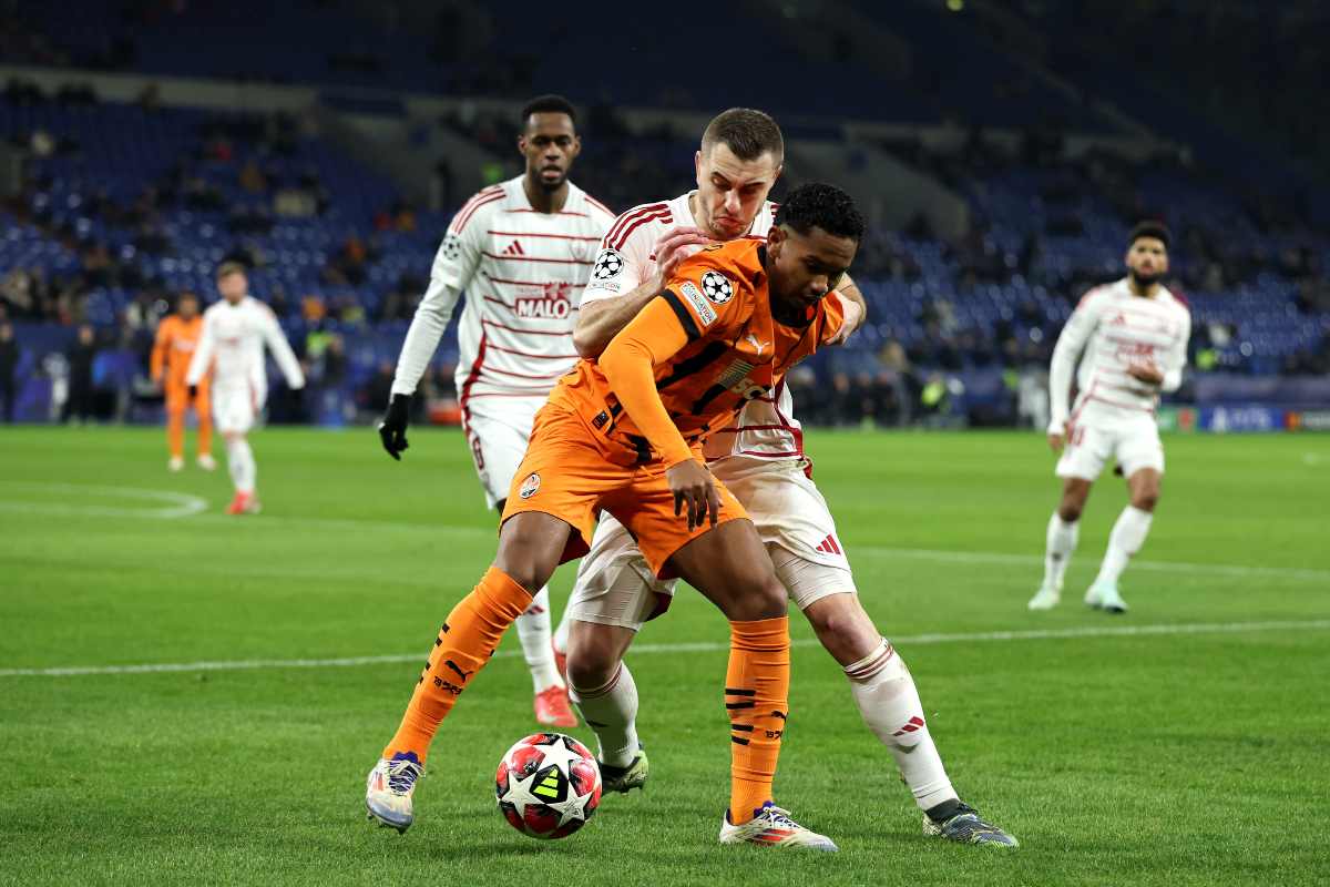 jene-stephaniuk-lkmGeyLItrw-unsplash-ls Eguinaldo si difende dal pressing di Brendan Chardonnet in Shakhtar Donetsk-Stade Brestois