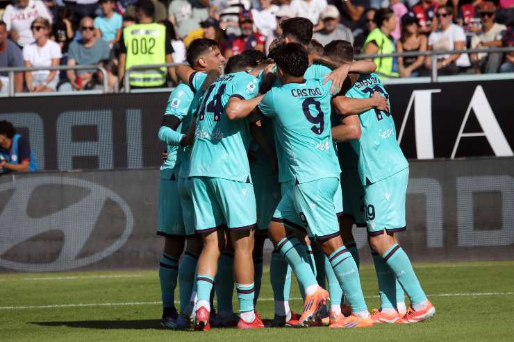 Il Bologna festeggia dopo un gol