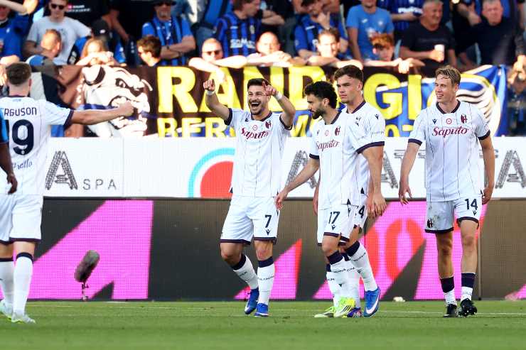 Il Bologna esulta dopo il gol