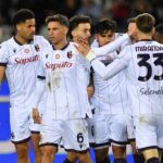 Il Bologna esulta dopo un gol