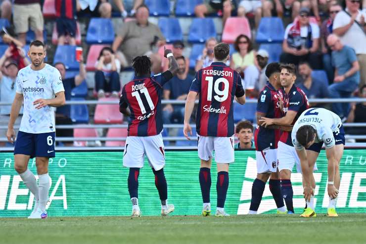 Il Bologna esulta dopo il gol