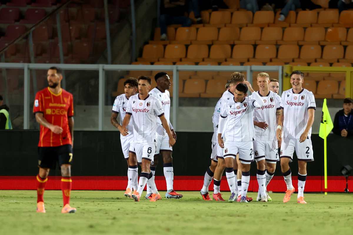 Il Bologna esulta dopo il gol di Odgaard a Lecce