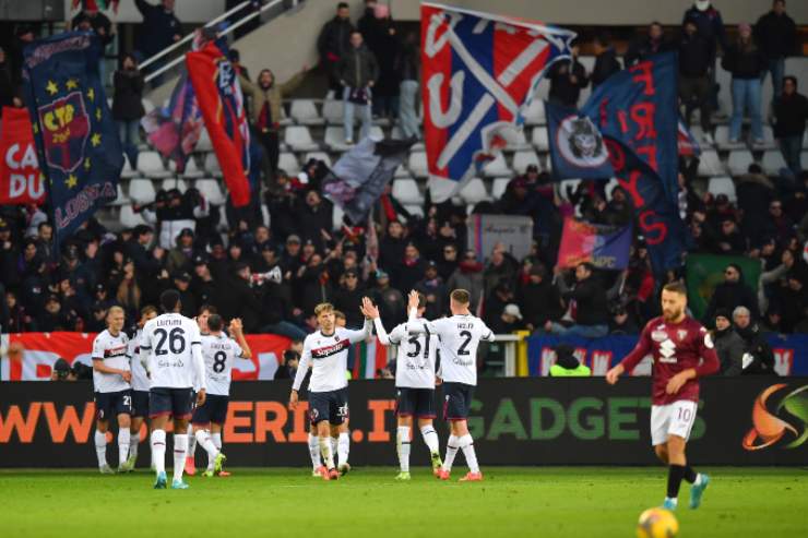 Il Bologna esulta dopo il gol di Dallinga