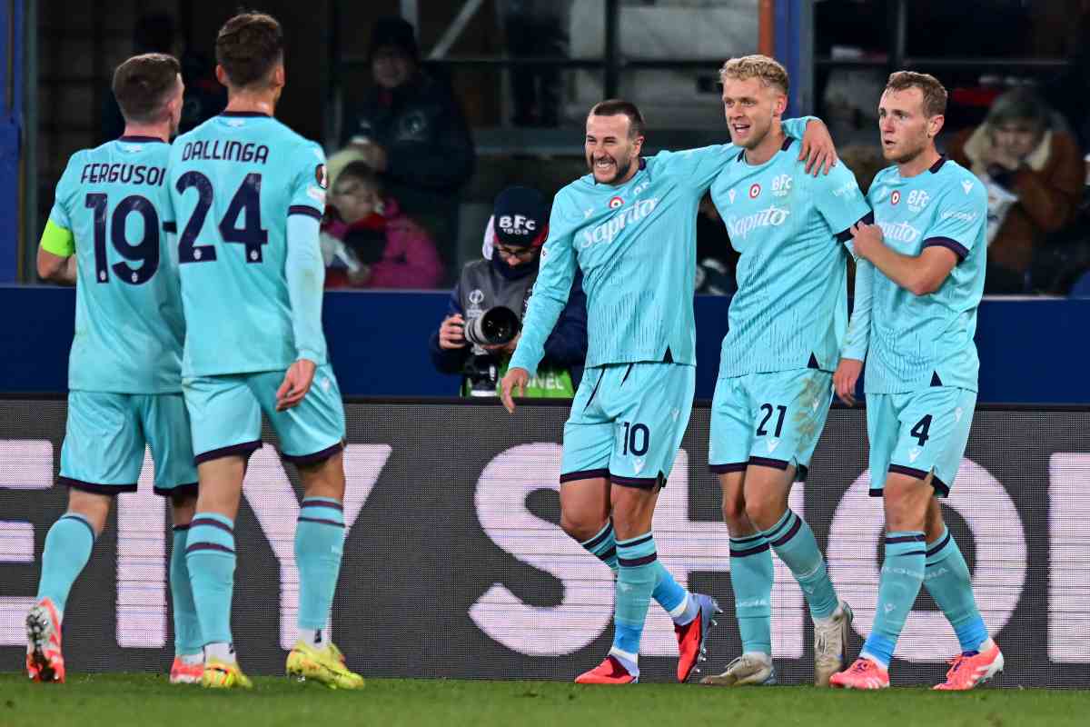 Il Bologna esulta dopo il gol