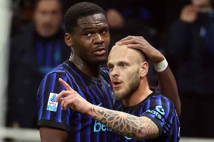 Bonny e Dimarco festeggiano un gol